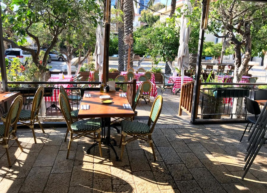 10 Tips to Make Outdoor Dining Pleasant and Profitable